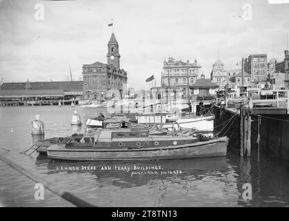 Vista di Auckland, New Zealand Ferry Building e lanci a Freemans Bay, Vista di Auckland, New Zealand Ferry Building da nord-ovest. In primo piano ci sono lanci (incluso lo "Sterling") legati nella zona di banchina di Freemans Bay. In lontananza si trovano l'edificio Auckland, New Zealand Harbour Board in Quay Street, e l'ufficio postale generale in Lower Queen Street Foto Stock
