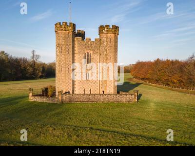 La vista aerea della torre triangolare costruita nel 1897 è un punto di riferimento nel parco Arundel nel West Sussex Foto Stock