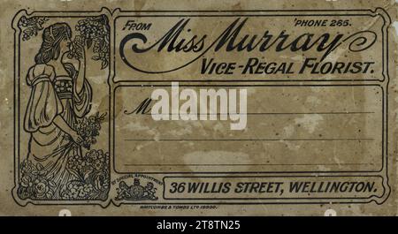 Murray, Florence, fl 1906-1942: Da Miss Murray, Vice-Regal Florist. 36 Willis Street, Wellington, nuova Zelanda. Su appuntamento speciale. Whitcombe & Tombs Ltd 19930. CA 1910, Un biglietto con spazio per il nome del destinatario, presumibilmente per accompagnare un pezzo floreale inviato dal negozio di Miss Murray. C'è un'illustrazione di una donna in piedi che odora un ciuffo di fiori su un albero, sul lato sinistro, e il tutto è circondato da un bordo in stile Art Nouveau Foto Stock