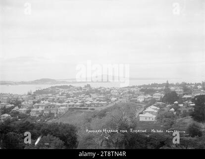 Waitemata Harbour from Auckland, New Zealand Domain, View Take from the Auckland, New Zealand Domain, sito dell'Auckland, New Zealand Exhibition (1913-1914). Le case di Parnell sono visibili in primo piano. Mount Victoria e North Head, Devonport possono essere visti attraverso il Porto di Waitemata con Rangitoto Island in lontananza. 1914 Foto Stock