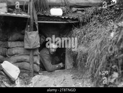 Soldati neozelandesi che guardano fuori da un dugout durante la prima guerra mondiale, Hebuterne, due soldati guardano fuori da un dugout in prima linea, Hebuterne in Francia. Una vista ravvicinata dell'ingresso con sacchi di sabbia e tetto in ferro ondulato sporgente. Fotografia scattata il 13 maggio 1918 Foto Stock