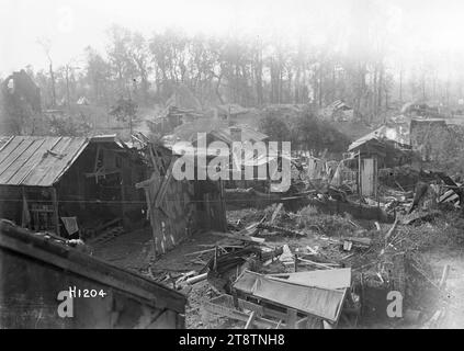 Nuova Zelanda Divisional Headquarters a Fremicourt, Francia, prima guerra mondiale, Una visione generale del nuovo quartier generale della nuova Zelanda a Fremicourt, Francia durante la prima guerra mondiale Mostra un certo numero di case, capanne a baldacchino e tende con alberi sullo sfondo. Ci sono molte tavole di legname e lastre di ferro posate sul terreno che suggeriscono danni alle conchiglie precedenti, il 7 settembre 1918 Foto Stock