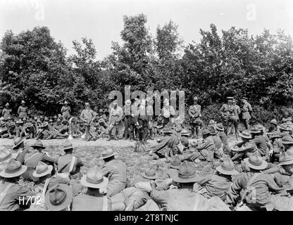 Sir Joseph Ward rivolgendosi alle truppe neozelandesi sul campo durante la prima guerra mondiale, Louvencourt, Una visione generale di Sir Joseph Ward (senza testa) rivolgendosi alle truppe neozelandesi sul campo a Louvencourt, in Francia, durante la prima guerra mondiale Subito dietro di lui c'è il primo ministro William Massey. Fotografia scattata il 1o luglio 1918 Foto Stock