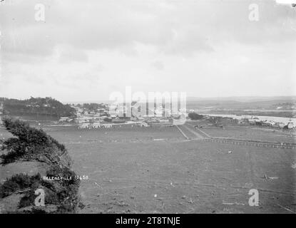 Vista di Helensville, vista della cittadina di Helensville presa da nord. Il molo di Helensville e il fiume Kaipara possono essere visti sul lato destro. ca all'inizio degli anni '1900 Foto Stock