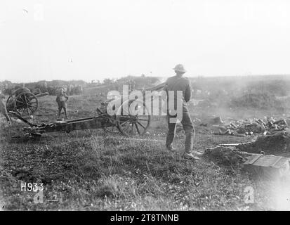 I neozelandesi sparano un cannone tedesco 4,2 catturato, la prima guerra mondiale, i soldati neozelandesi sparano un cannone tedesco 4,2 catturato contro le forze tedesche vicino a Grevillers, Francia, durante la prima guerra mondiale Un soldato tiene le mani sulle orecchie. Altre pistole sono visibili. In primo piano è possibile vedere un mucchio di custodie. Fotografia scattata il 24 agosto 1918 Foto Stock