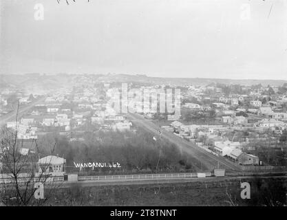 Vista generale del centro di Wanganui, nuova Zelanda dai piedi della Collina di San Giovanni, veduta di Wanganui, nuova Zelanda centrale, dai piedi della Collina di San Giovanni. La linea ferroviaria Wanganui, New Zealand Branch Railway attraversa da sinistra a destra in primo piano, con London Street dietro la linea e file di case oltre Foto Stock