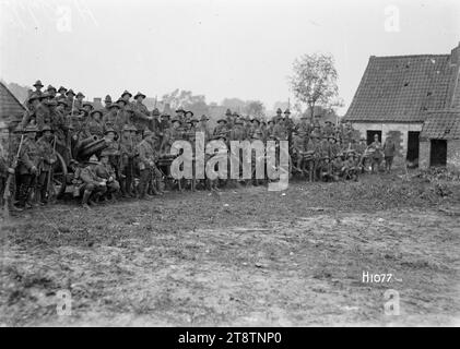 Soldati neozelandesi con cannoni catturati a Esnes, Francia, prima guerra mondiale, Un grande gruppo di soldati neozelandesi posa con cannoni tedeschi catturati molti dei quali sono pezzi di artiglieria. Foto scattata a Esnes, Francia, 14 ottobre 1918 Foto Stock