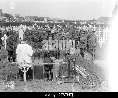 Ufficiali neozelandesi presso la tomba, Bailleul, prima guerra mondiale, Una scena di sepoltura di ufficiali che assistono al funerale del generale di brigata Francis Earl Johnston durante la prima guerra mondiale Vista da dietro il sacerdote sulla tomba aperta che mostra il personale militare e il cimitero oltre. Tra i presenti ci sono: Il fronte da destra a sinistra, i generali Godley e Birdwood, il brigadiere Hart, il generale Russell e il colonnello Cook. Fotografia scattata a Bailleul, in Francia, il 12 agosto 1917 Foto Stock