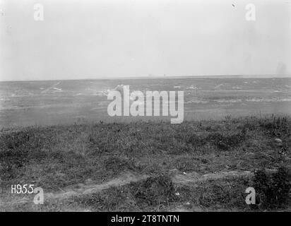 Un guscio tedesco scoppiò vicino alla linea di supporto NZRB in Francia, La prima guerra mondiale, Un guscio tedesco scoppiò in lontananza su un terreno aperto vicino alla linea di supporto New Zealand Rifle Brigade vicino ad Achiet le Petit in Francia durante la prima guerra mondiale Fotografia scattata il 22 agosto 1918 Foto Stock