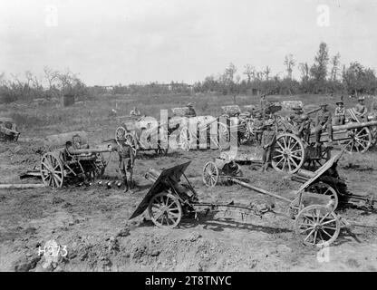 I cannoni da campo della prima guerra mondiale furono catturati dai soldati neozelandesi, francesi e neozelandesi con una gamma di cannoni da campo catturati in Francia durante la prima guerra mondiale Il piccolo cannone in primo piano è stato identificato come un pezzo da campo austriaco. Fotografia scattata il 27 agosto 1918 Foto Stock