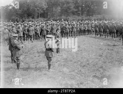 Sir Joseph Ward si rivolge al New Zealand Pioneer Battalion, prima guerra mondiale, vice primo ministro Sir Joseph Ward indirizzando le truppe del New Zealand Maori Pioneer Battalion durante una visita ufficiale nella prima guerra mondiale Il primo Ministro William Massey, oscurato, si trova a sinistra. Foto scattata a Bois-de-Warnimont, Francia, 30 giugno 1918 Foto Stock