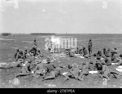 Una lezione sulla mappa per gli osservatori della fanteria, Una lezione sulla mappa per gli osservatori della fanteria. Fotografia scattata l'11 agosto 1918 Foto Stock