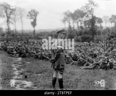 Il generale Godley si rivolge alle truppe dopo la battaglia di Messines, il generale Godley si congratula con i membri della 2nd Infantry Brigade per il loro successo nella battaglia di Messines in una recensione tenuta in seguito. Godley, in piedi al centro, si rivolge alle truppe sedute. Fotografia scattata il 21 giugno 1917 Foto Stock