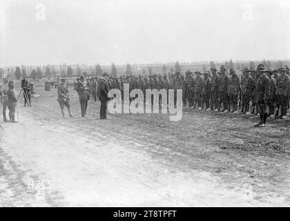 William Massey rivolgendosi alla New Zealand Tunnelling Company vicino ad Arras, durante la prima guerra mondiale, Una visione generale del primo ministro William Massey rivolgendosi ai soldati della New Zealand Tunnelling Company. Poco dietro a sinistra si trova Sir Joseph Ward e a sinistra di lui c'è Malcolm Ross, il reporter ufficiale. A sinistra, un cameraman si trova accanto al treppiede. Foto scattata nei pressi di Arras il 2 luglio 1918 Foto Stock