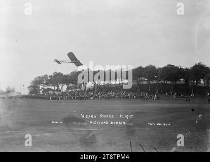 Il volo di Wizard Stone, Auckland, New Zealand Domain, Arthur 'Wizard' Stone nel suo Bleriot XI, Auckland, New Zealand Domain, 19 aprile 1913. Foto scattata da William Arthur Price Foto Stock