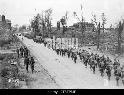 Un battaglione neozelandese che passa attraverso Bapaume, Francia, per riposare, Un battaglione neozelandese che passa attraverso Bapaume, Francia, per riposare, durante la prima guerra mondiale Una fabbrica di zucchero è sullo sfondo. Fotografia scattata il 14 settembre 1918 Foto Stock