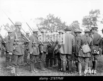 Sir Thomas MacKenzie durante un'ispezione di truppe in Francia durante la prima guerra mondiale, Sir Thomas Mackenzie, alto Commissario neozelandese a Londra, ispezionando le truppe neozelandesi in Francia durante la prima guerra mondiale Con le spalle alla telecamera, sta passando le truppe riunite. Fotografia scattata tra il 9 e il 10 settembre 1917 Foto Stock