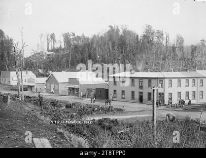 Vista generale di Dunollie, Grey District, vista della cittadina di Dunollie che guarda all'hotel e ad altri edifici nella strada principale, inclusi i locali finanziari di A Shannon. P probabilmente tra il 1909 e il 1912 Foto Stock