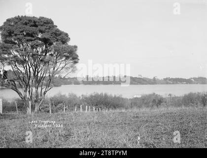 Vista del lago Takapuna, Takapuna, vista sul lago Takapuna (ora noto come lago Pupuke) dal lato opposto. Il Lake Hotel in Killarney Street e la casa di Sir Henry Brett in Killarney Street possono essere visti all'orizzonte Foto Stock