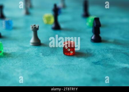 pezzi da scacchi e dadi colorati su uno sfondo blu acquerello Foto Stock