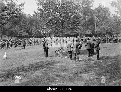 Il primo ministro William Massey e Sir Joseph Ward visitano il battaglione ciclista della nuova Zelanda in Francia, prima guerra mondiale, il primo ministro William Massey rivolgendosi ai membri riuniti del battaglione ciclisti della nuova Zelanda a Oessy, in Francia, durante la prima guerra mondiale (Le truppe hanno biciclette con loro.) Dietro di lui ci sono Sir Joseph Ward e gli ufficiali della nuova Zelanda. Una bandiera neozelandese vola da un palo di legno, il 3 luglio 1918 Foto Stock