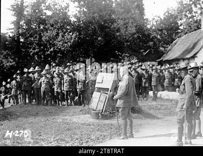 Sir Thomas MacKenzie visita le truppe neozelandesi in Francia, Sir Thomas Mackenzie, alto Commissario neozelandese a Londra, mostrò in primo piano il centro di fronte alle truppe neozelandesi di stanza in Francia. Fotografia scattata il 9 o 10 settembre 1917 Foto Stock