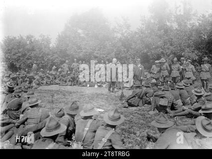 William Massey rivolgendosi alle truppe neozelandesi sul campo durante la prima guerra mondiale, Louvencourt, Una visione generale del primo ministro William Massey (senza testa) rivolgendosi alle truppe neozelandesi sul campo a Louvencourt, in Francia. Accanto a lui si trova Sir Joseph Ward. Fotografia scattata il 1o giugno 1918 Foto Stock