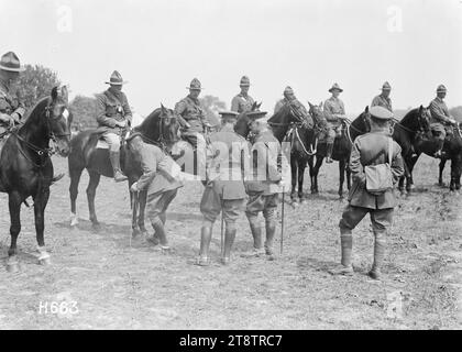 A giudicare dalla Officers' Charger Class, Courcelles, il giudice della Officers' Charger Class in corso al New Zealand Divisional Horse Show in Courcelles durante la prima guerra mondiale Fotografia scattata il 3 giugno 1918 Foto Stock