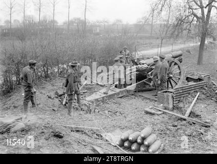 Un obice che sosteneva i neozelandesi al fronte, Francia, prima guerra mondiale, Un obice posizionato per sostenere le truppe neozelandesi nella loro sezione del fronte a Bus-les-Artois sulla somme durante la prima guerra mondiale Mostra anche l'equipaggio di armi al suo posto. Fotografia scattata l6 aprile 1918 Foto Stock