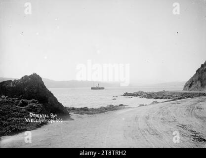 Oriental Bay, Wellington, nuova Zelanda, Vista del Porto di Lambton presa dalla Oriental Parade guardando a nord verso Petone in lontananza. La "Contessa" sta navigando verso la zona del molo. Fotografia scattata tra il 1910 e il 1930 Foto Stock