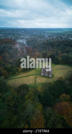 Vista ariale del Castello di Blaise, che si trova all'interno della tenuta del Castello di Blaise. Foto scattata durante una giornata autunnale umida nel novembre 2023. Foto Stock