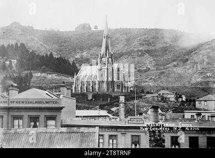 Port Chalmers Presbyterian Church, Vista della Chiesa presbiteriana sulla collina di Port Chalmers. L'edificio della Bank of New Zealand è in primo piano a sinistra. nei primi anni '1900 Foto Stock