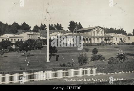 Cartolina. Moutoa Gardens, Wanganui, nuova Zelanda. F.G.R. serie 2441. Cartolina del Dominion of New Zealand; vera fotografia 1907-1910?, la fotografia su cartolina mostra una vista dei Giardini Moutoa, con un'asta di bandiera nel terreno. Dietro ci sono un Exchange Mart, l'Albion, il Commercial Hotel, le stalle (all'estrema destra) e il tribunale Foto Stock