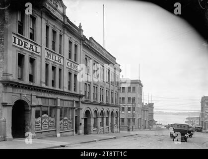 Alex Harvey & Sons, Albert Street, Auckland, nuova Zelanda, veduta dei locali commerciali di Alex Harvey & Sons Ltd al 5-7 di Albert Street. Accanto si trova la New Zealand Loan & Mercantile Agency Company Ltd Il Porto di Waitemata può essere visto alla fine della strada in lontananza. Preso nei primi anni '1900 Foto Stock