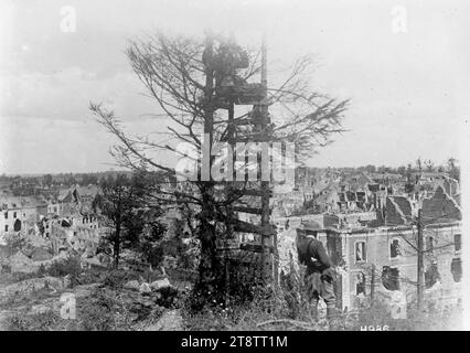 Un posto di osservazione dell'artiglieria tedesca a Bapaume, prima guerra mondiale, Un posto di osservazione dell'artiglieria tedesca di legno tra gli alberi su un terreno alto che domina Bapaume, dopo la cattura della città nella battaglia di Bapaume. Un soldato neozelandese guarda l'ampia vista dalla cima della postazione e un altro soldato guarda la città in rovina dai suoi piedi. Fotografia scattata il 29 agosto 1918 Foto Stock