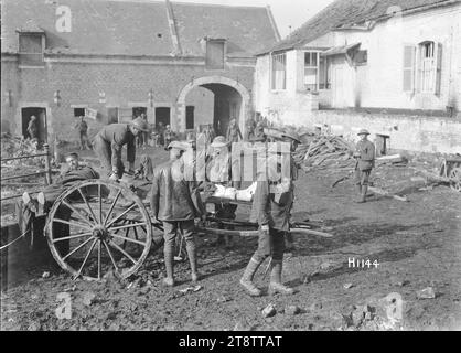 I neozelandesi spostavano soldati tedeschi feriti in Francia durante la prima guerra mondiale, i neozelandesi in Francia a Pont-a-Pierre spostavano soldati tedeschi feriti su barelle. I tedeschi erano stati abbattuti su un carro agricolo dal fronte. Fotografia scattata CA 1 novembre 1918 Foto Stock