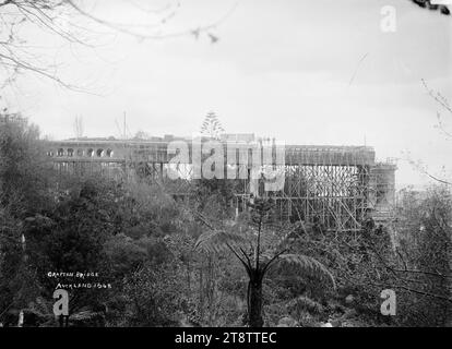 Grafton Bridge, Auckland, nuova Zelanda, in costruzione, veduta del Grafton Bridge in costruzione. Preso a guardare Grafton Gully verso il porto. È possibile vedere in posizione un'ampia impalcatura. P di Auckland, nuova Zelanda Foto Stock