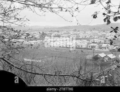 Vista generale del centro di Wanganui, nuova Zelanda dai piedi della Collina di San Giovanni, veduta di Wanganui, nuova Zelanda centrale, dai piedi della Collina di San Giovanni. La linea ferroviaria Wanganui, New Zealand Branch Railway attraversa da sinistra a destra in primo piano, con London Street dietro la linea e file di case oltre Foto Stock