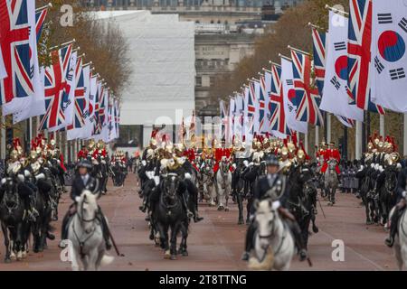 Londra, Regno Unito. 21 novembre 2023. Il presidente della Repubblica di Corea, Yoon Suk Yeol, e la First Lady arrivano a Buckingham Palace lungo il Mall all'inizio della sua visita di Stato nel Regno Unito accompagnati da re Carlo III, la regina Camilla e il principe e la principessa di Galles in processione. Crediti: Malcolm Park/Alamy Live News Foto Stock