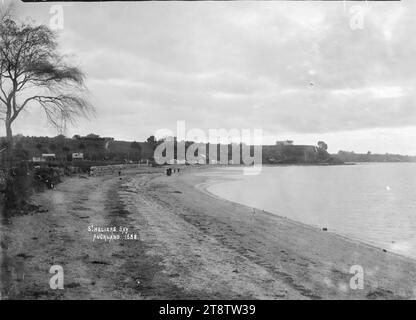 St Heliers Bay, St Heliers, Auckland, nuova Zelanda, Vista della St Heliers Bay, St Heliers, Auckland, nuova Zelanda, guardando ad ovest. Preso dal centro della spiaggia dall'alto segno dell'acqua verso le case alla fine della spiaggia. Fotografato tra il 1910 e il 1930 Foto Stock