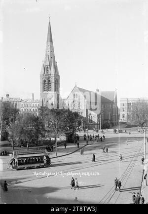 Cathedral Square, Christchurch, nuova Zelanda - Vista della Cattedrale di Christ Church dal lato opposto di Cathedral Square, Christchurch, nuova Zelanda. Un autobus a due piani e i distretti possono essere visti in primo piano. Fotografia scattata da F.G. R. (forse Frank Robertson), nei primi anni '1900 Foto Stock