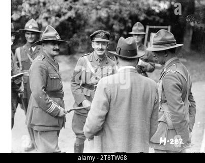 Sir Thomas MacKenzie con gli ufficiali neozelandesi in Francia durante la prima guerra mondiale, Sir Thomas Mackenzie (torna alla telecamera), alto Commissario neozelandese a Londra, parlando con gli ufficiali neozelandesi durante la sua visita alle truppe in Francia durante la prima guerra mondiale Al centro c'è il maggiore generale Russell. L'estrema destra potrebbe essere Peter Buck. Fotografia scattata il 9 o 10 settembre 1917 Foto Stock