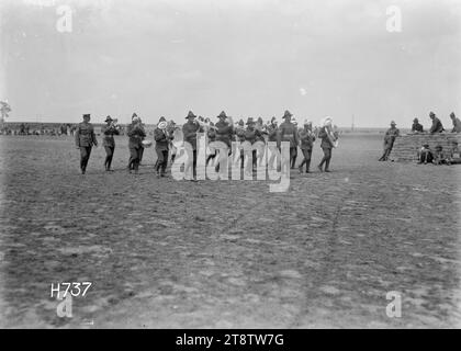 A giudicare dal New Zealand Divisional band contest, France, un RSM delle Grenadier Guards giudica la marcia di una banda di ottoni al New Zealand Divisional band contest ad Authie, Francia, durante la prima guerra mondiale Fotografia scattata il 27 luglio 1918 Foto Stock