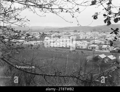 Vista generale del centro di Wanganui, nuova Zelanda dai piedi della Collina di San Giovanni, veduta di Wanganui, nuova Zelanda centrale, dai piedi della Collina di San Giovanni. La linea ferroviaria Wanganui, New Zealand Branch Railway attraversa da sinistra a destra in primo piano, con London Street dietro la linea e file di case oltre Foto Stock