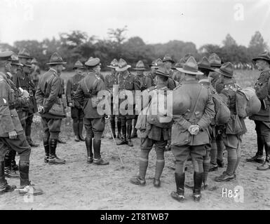 Il generale Russell ispeziona le truppe neozelandesi, il generale Russell, il comandante della divisione neozelandese, parlando con i membri della 2nd Infantry Brigade dopo l'ispezione delle truppe. Russell, di nuovo alla telecamera, è accompagnato da agenti a sinistra. Foto scattata nel 1917 Foto Stock