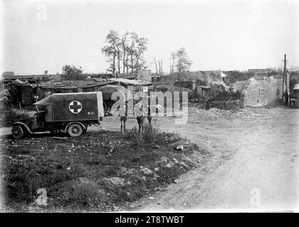 Un'ambulanza neozelandese in Francia, prima guerra mondiale, Una visione generale di un'ambulanza neozelandese di stanza in Francia durante la prima guerra mondiale (Posizione esatta non identificata) si possono vedere edifici in rovina. Un certo numero di rifugi in ferro sono visibili insieme alle capanne dell'esercito. Un'ambulanza è parcheggiata a sinistra. Fotografia scattata il 7 agosto 1918 Foto Stock