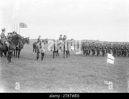 Il Comandante in Capo esamina la marcia dei neozelandesi, il Comandante in Capo britannico, il generale Haig (al centro) saluta le truppe neozelandesi durante la marcia precedente. Su un cavallo che lo guarda immediatamente c'è il generale Andrew Russell. Dietro di lui ci sono i capi delle missioni francesi e belghe. Alla loro sinistra e a cavallo c'è il signor Winston Churchill. Fotografia scattata in Francia il 14 settembre 1917 Foto Stock