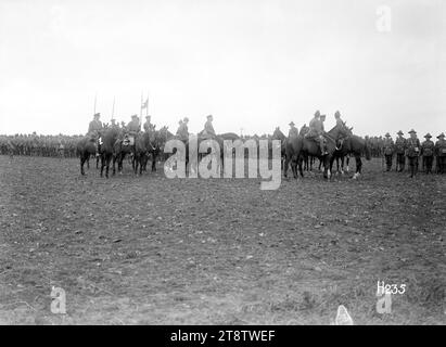 Il Comandante in Capo che rivede le truppe neozelandesi, Una visione distante del Comandante in Capo, generale Haig, con altri alti ufficiali sul campo di revisione. Incluso in questo gruppo a cavallo c'è Winston Churchill (in abiti civili) sullo sfondo le truppe neozelandesi. Fotografia scattata il 14 settembre 1917 Foto Stock