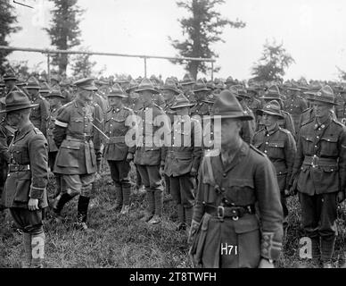 Il generale Godley rivede le truppe neozelandesi dopo la battaglia di Messines, in Belgio, il generale Godley rivede la 2nd Infantry Brigade dopo la battaglia di Messines. Godley ha mostrato di camminare lungo una linea di soldati in piedi all'attenzione. Fotografia scattata il 21 giugno 1917 Foto Stock