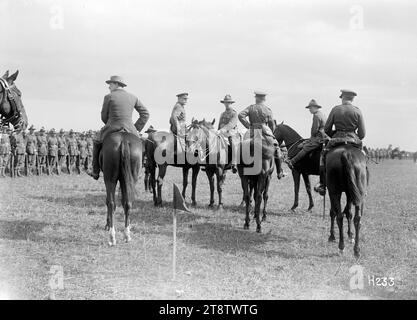 Il comandante in capo sul campo di revisione, il comandante in capo, generale Haig, sul campo di parata che esamina le truppe neozelandesi. Sta parlando con il generale Russell, comandante delle forze neozelandesi, e con altri ufficiali. Winston Churchill (torna alla telecamera) è "uno spettatore interessato". Fotografia scattata il 14 settembre 1917 Foto Stock